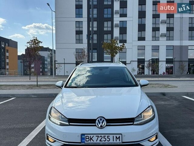 Белый Фольксваген Гольф, объемом двигателя 1.6 л и пробегом 242 тыс. км за 13100 $, фото 1 на Automoto.ua