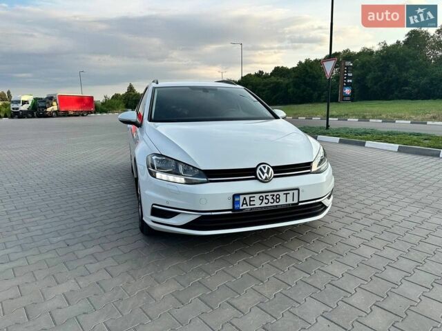Белый Фольксваген Гольф, объемом двигателя 1.6 л и пробегом 240 тыс. км за 13250 $, фото 1 на Automoto.ua