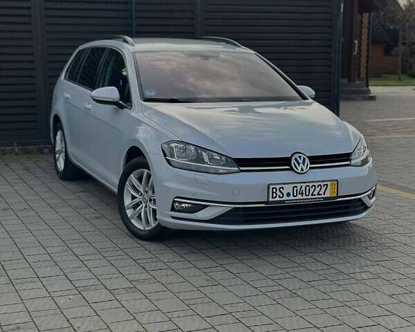 Белый Фольксваген Гольф, объемом двигателя 2 л и пробегом 215 тыс. км за 15999 $, фото 1 на Automoto.ua