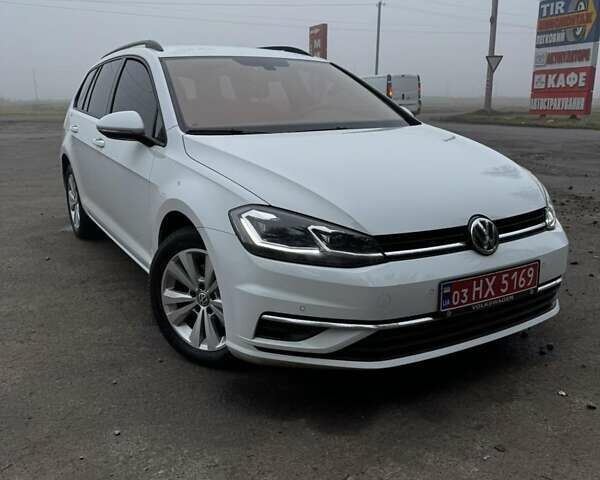 Белый Фольксваген Гольф, объемом двигателя 1.6 л и пробегом 218 тыс. км за 11800 $, фото 1 на Automoto.ua