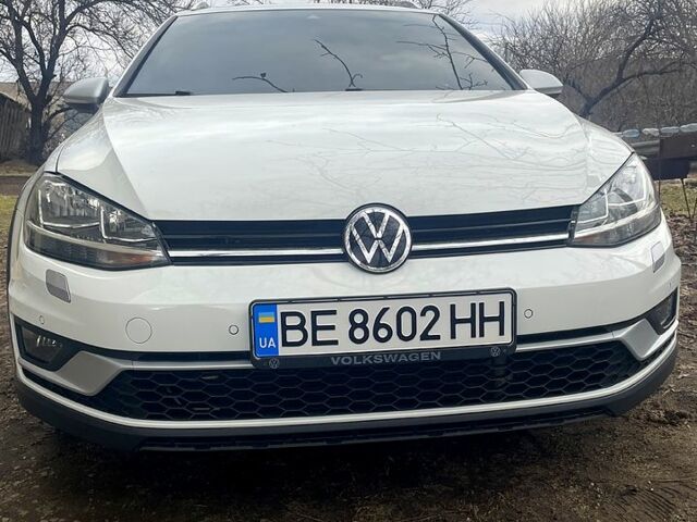 Белый Фольксваген Гольф, объемом двигателя 1.8 л и пробегом 176 тыс. км за 12500 $, фото 1 на Automoto.ua