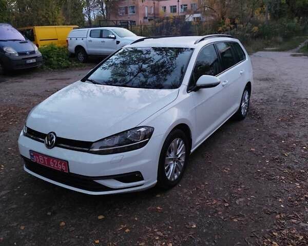 Белый Фольксваген Гольф, объемом двигателя 1.6 л и пробегом 290 тыс. км за 11200 $, фото 1 на Automoto.ua