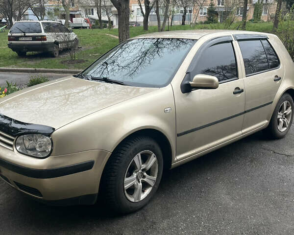 Бежевый Фольксваген Гольф, объемом двигателя 1.39 л и пробегом 238 тыс. км за 3800 $, фото 1 на Automoto.ua