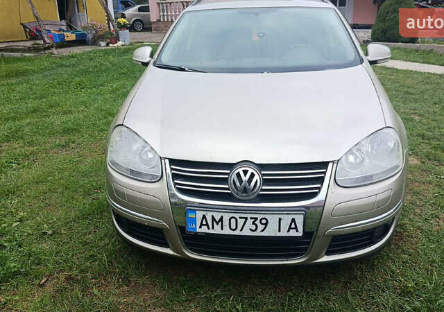 Бежевый Фольксваген Гольф, объемом двигателя 1.6 л и пробегом 210 тыс. км за 4999 $, фото 1 на Automoto.ua