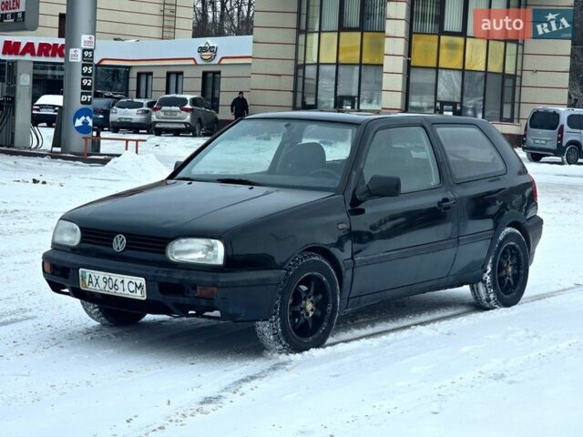 Черный Фольксваген Гольф, объемом двигателя 1.39 л и пробегом 250 тыс. км за 1100 $, фото 1 на Automoto.ua