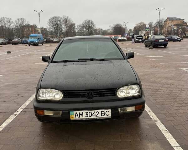 Черный Фольксваген Гольф, объемом двигателя 2 л и пробегом 400 тыс. км за 2500 $, фото 1 на Automoto.ua