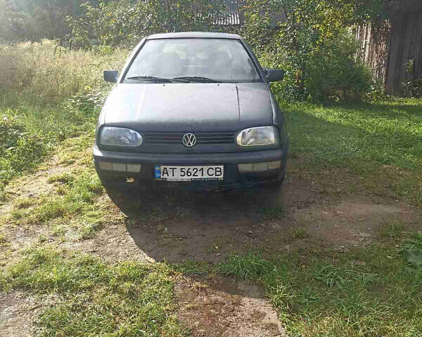 Черный Фольксваген Гольф, объемом двигателя 1.6 л и пробегом 102 тыс. км за 1800 $, фото 1 на Automoto.ua