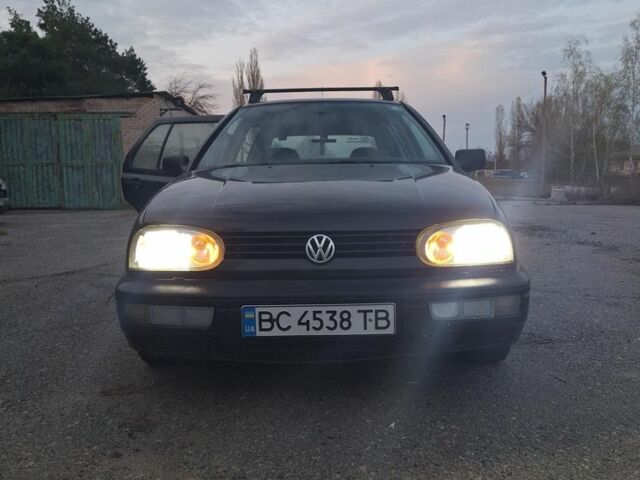 Черный Фольксваген Гольф, объемом двигателя 1.8 л и пробегом 500 тыс. км за 2150 $, фото 1 на Automoto.ua