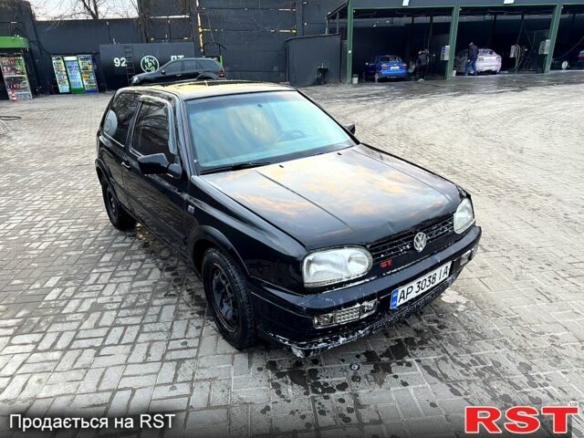 Черный Фольксваген Гольф, объемом двигателя 2 л и пробегом 300 тыс. км за 700 $, фото 1 на Automoto.ua