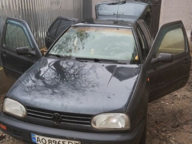 Черный Фольксваген Гольф, объемом двигателя 1.6 л и пробегом 280 тыс. км за 2000 $, фото 1 на Automoto.ua
