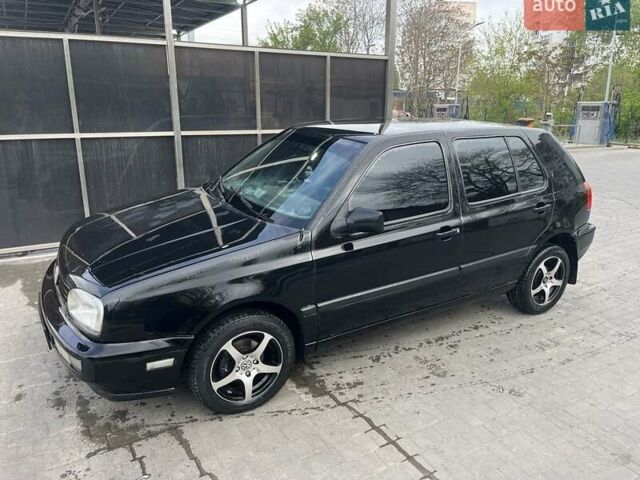 Черный Фольксваген Гольф, объемом двигателя 1.8 л и пробегом 290 тыс. км за 3500 $, фото 1 на Automoto.ua