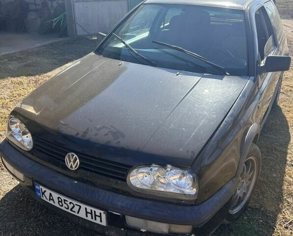 Черный Фольксваген Гольф, объемом двигателя 1.6 л и пробегом 200 тыс. км за 2300 $, фото 1 на Automoto.ua