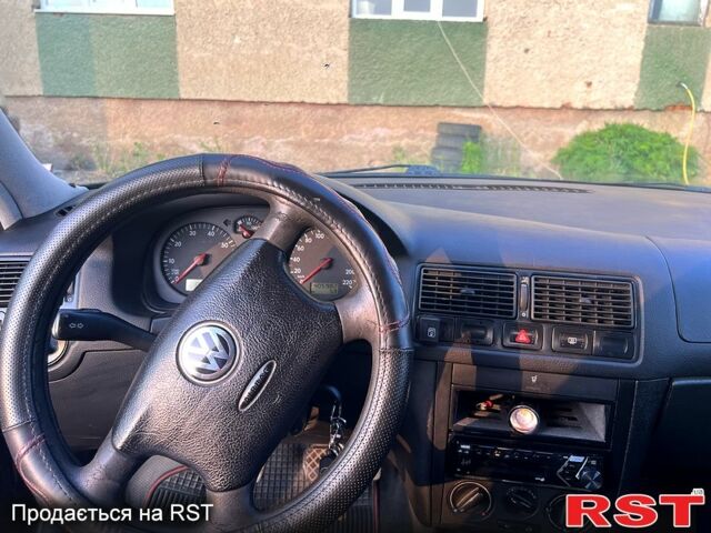 Черный Фольксваген Гольф, объемом двигателя 1.4 л и пробегом 400 тыс. км за 2800 $, фото 1 на Automoto.ua