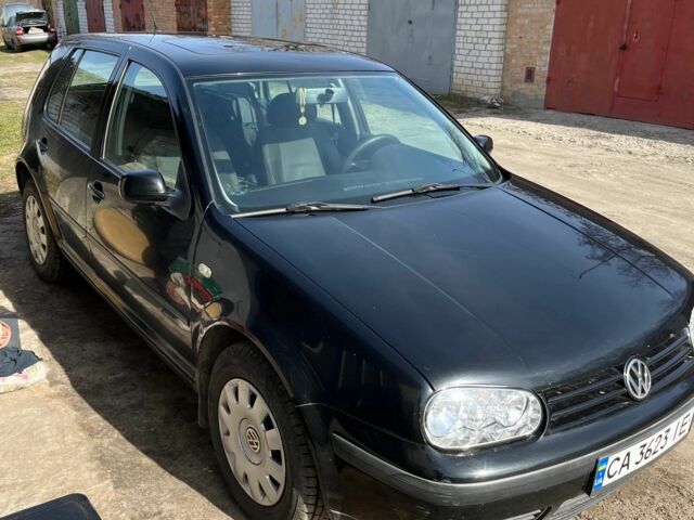 Черный Фольксваген Гольф, объемом двигателя 1.6 л и пробегом 220 тыс. км за 3700 $, фото 1 на Automoto.ua