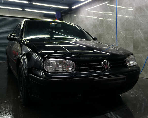 Черный Фольксваген Гольф, объемом двигателя 1.39 л и пробегом 290 тыс. км за 4000 $, фото 1 на Automoto.ua