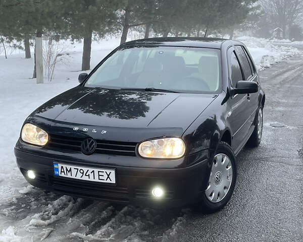 Черный Фольксваген Гольф, объемом двигателя 1.39 л и пробегом 282 тыс. км за 3700 $, фото 1 на Automoto.ua