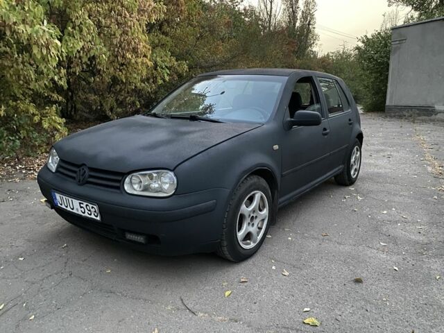 Черный Фольксваген Гольф, объемом двигателя 1.6 л и пробегом 300 тыс. км за 1299 $, фото 1 на Automoto.ua