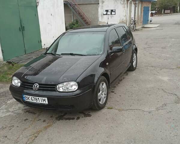 Черный Фольксваген Гольф, объемом двигателя 1.6 л и пробегом 328 тыс. км за 3800 $, фото 1 на Automoto.ua