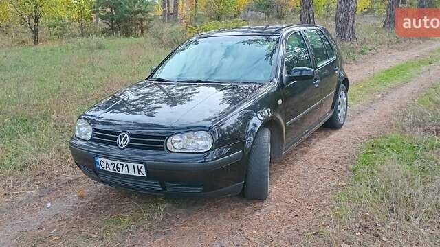 Черный Фольксваген Гольф, объемом двигателя 1.6 л и пробегом 250 тыс. км за 4500 $, фото 1 на Automoto.ua