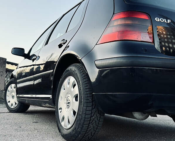 Черный Фольксваген Гольф, объемом двигателя 1.39 л и пробегом 206 тыс. км за 4000 $, фото 1 на Automoto.ua