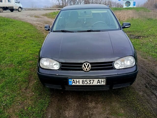 Черный Фольксваген Гольф, объемом двигателя 1.6 л и пробегом 380 тыс. км за 2500 $, фото 1 на Automoto.ua