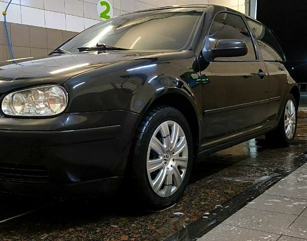 Черный Фольксваген Гольф, объемом двигателя 1.6 л и пробегом 260 тыс. км за 4000 $, фото 1 на Automoto.ua