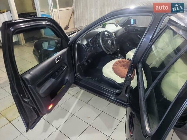 Черный Фольксваген Гольф, объемом двигателя 1.6 л и пробегом 300 тыс. км за 4700 $, фото 1 на Automoto.ua