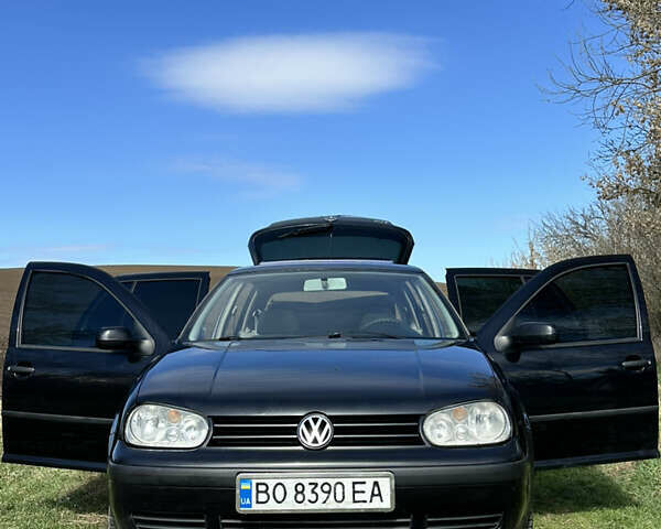 Черный Фольксваген Гольф, объемом двигателя 1.4 л и пробегом 375 тыс. км за 4000 $, фото 1 на Automoto.ua