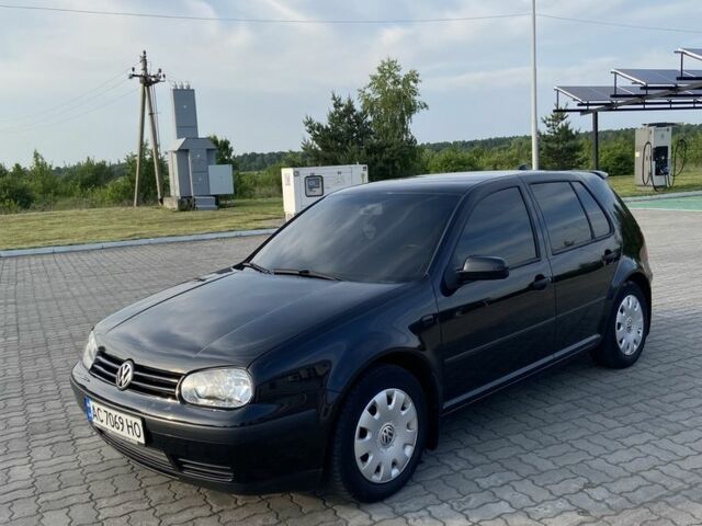 Черный Фольксваген Гольф, объемом двигателя 1.6 л и пробегом 300 тыс. км за 4000 $, фото 1 на Automoto.ua