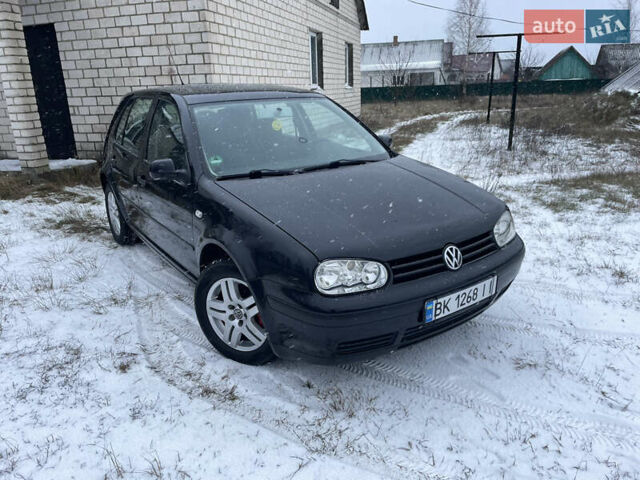 Черный Фольксваген Гольф, объемом двигателя 1.39 л и пробегом 231 тыс. км за 3800 $, фото 1 на Automoto.ua