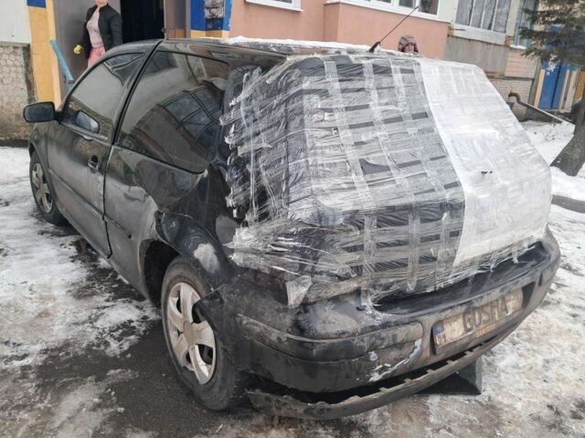 Черный Фольксваген Гольф, объемом двигателя 1.4 л и пробегом 300 тыс. км за 2500 $, фото 1 на Automoto.ua