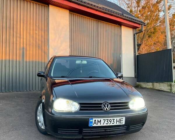 Черный Фольксваген Гольф, объемом двигателя 1.6 л и пробегом 212 тыс. км за 4500 $, фото 1 на Automoto.ua