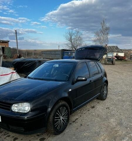 Черный Фольксваген Гольф, объемом двигателя 1.39 л и пробегом 370 тыс. км за 4500 $, фото 1 на Automoto.ua