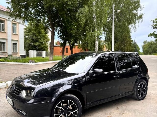 Черный Фольксваген Гольф, объемом двигателя 1.6 л и пробегом 268 тыс. км за 4200 $, фото 1 на Automoto.ua