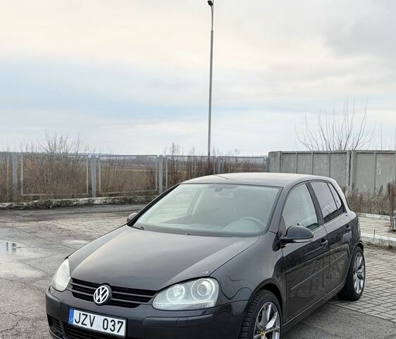 Черный Фольксваген Гольф, объемом двигателя 2 л и пробегом 300 тыс. км за 3500 $, фото 1 на Automoto.ua