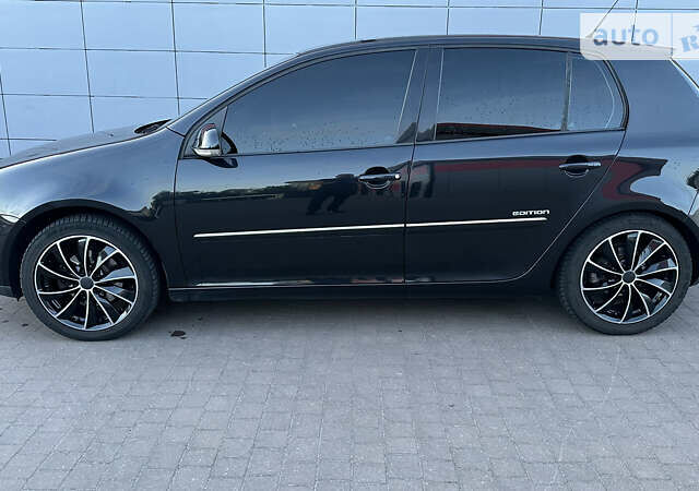 Черный Фольксваген Гольф, объемом двигателя 1.6 л и пробегом 235 тыс. км за 8800 $, фото 1 на Automoto.ua