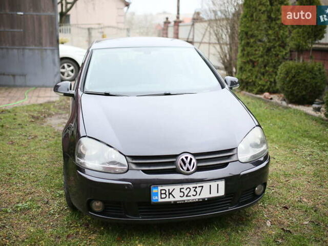 Черный Фольксваген Гольф, объемом двигателя 1.39 л и пробегом 200 тыс. км за 5900 $, фото 1 на Automoto.ua