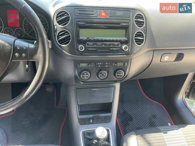 Черный Фольксваген Гольф, объемом двигателя 1.39 л и пробегом 240 тыс. км за 7000 $, фото 1 на Automoto.ua