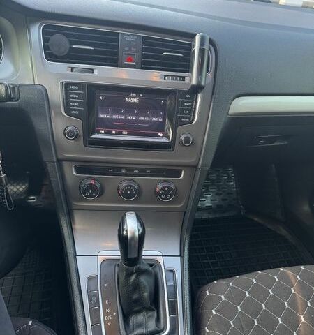 Черный Фольксваген Гольф, объемом двигателя 1.6 л и пробегом 300 тыс. км за 10450 $, фото 1 на Automoto.ua