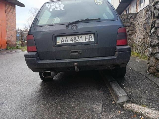 Черный Фольксваген Гольф, объемом двигателя 1.6 л и пробегом 300 тыс. км за 2000 $, фото 1 на Automoto.ua