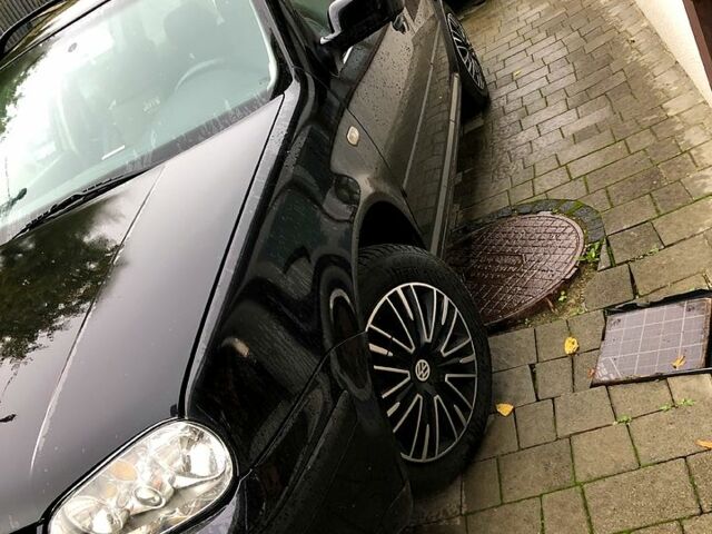 Черный Фольксваген Гольф, объемом двигателя 1.6 л и пробегом 271 тыс. км за 4000 $, фото 1 на Automoto.ua