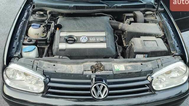 Черный Фольксваген Гольф, объемом двигателя 1.6 л и пробегом 305 тыс. км за 4900 $, фото 1 на Automoto.ua