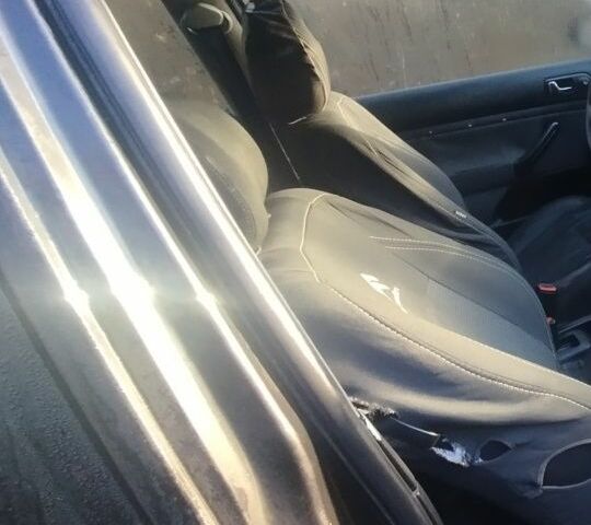 Черный Фольксваген Гольф, объемом двигателя 1.6 л и пробегом 200 тыс. км за 700 $, фото 1 на Automoto.ua