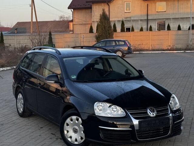 Черный Фольксваген Гольф, объемом двигателя 1.6 л и пробегом 243 тыс. км за 5400 $, фото 1 на Automoto.ua