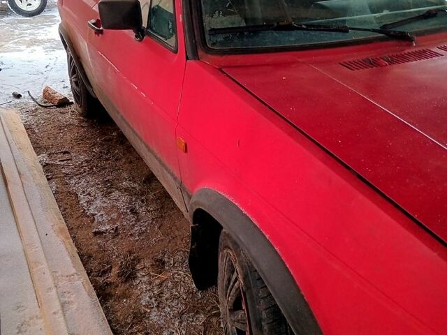 Красный Фольксваген Гольф, объемом двигателя 1.6 л и пробегом 320 тыс. км за 750 $, фото 1 на Automoto.ua