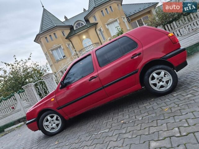 Красный Фольксваген Гольф, объемом двигателя 1.8 л и пробегом 203 тыс. км за 1550 $, фото 1 на Automoto.ua