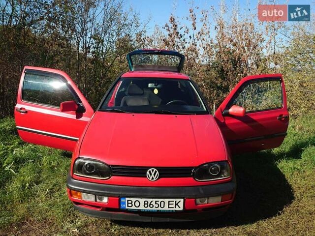 Красный Фольксваген Гольф, объемом двигателя 1.78 л и пробегом 192 тыс. км за 2000 $, фото 1 на Automoto.ua