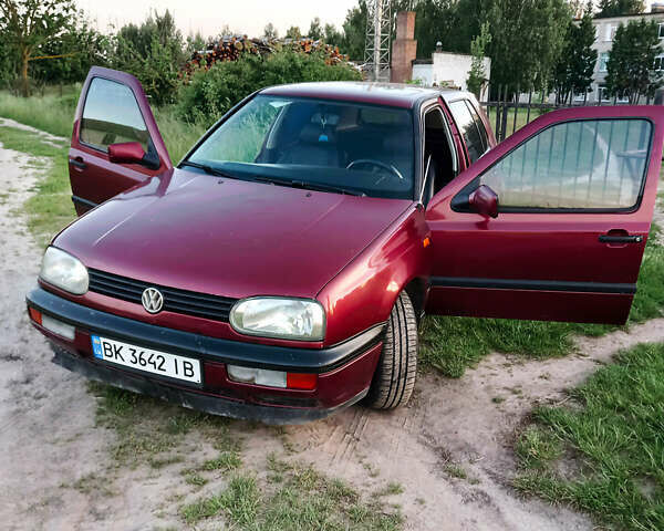 Красный Фольксваген Гольф, объемом двигателя 1.78 л и пробегом 400 тыс. км за 2000 $, фото 1 на Automoto.ua