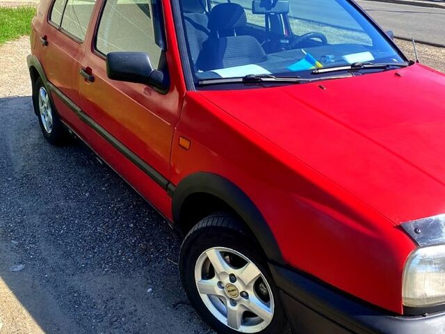 Красный Фольксваген Гольф, объемом двигателя 1.6 л и пробегом 222 тыс. км за 2500 $, фото 1 на Automoto.ua