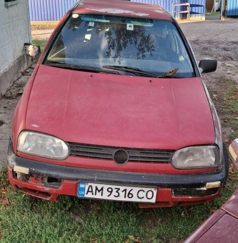 Красный Фольксваген Гольф, объемом двигателя 1.6 л и пробегом 367 тыс. км за 650 $, фото 1 на Automoto.ua